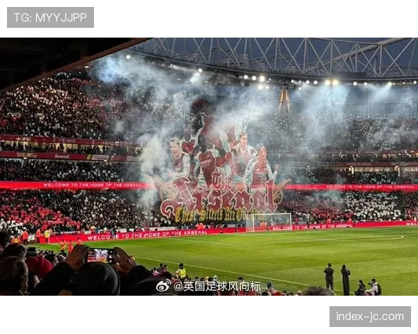 欧冠出局夜，数千名阿森纳球迷在酋长球场外高歌鼓励球队